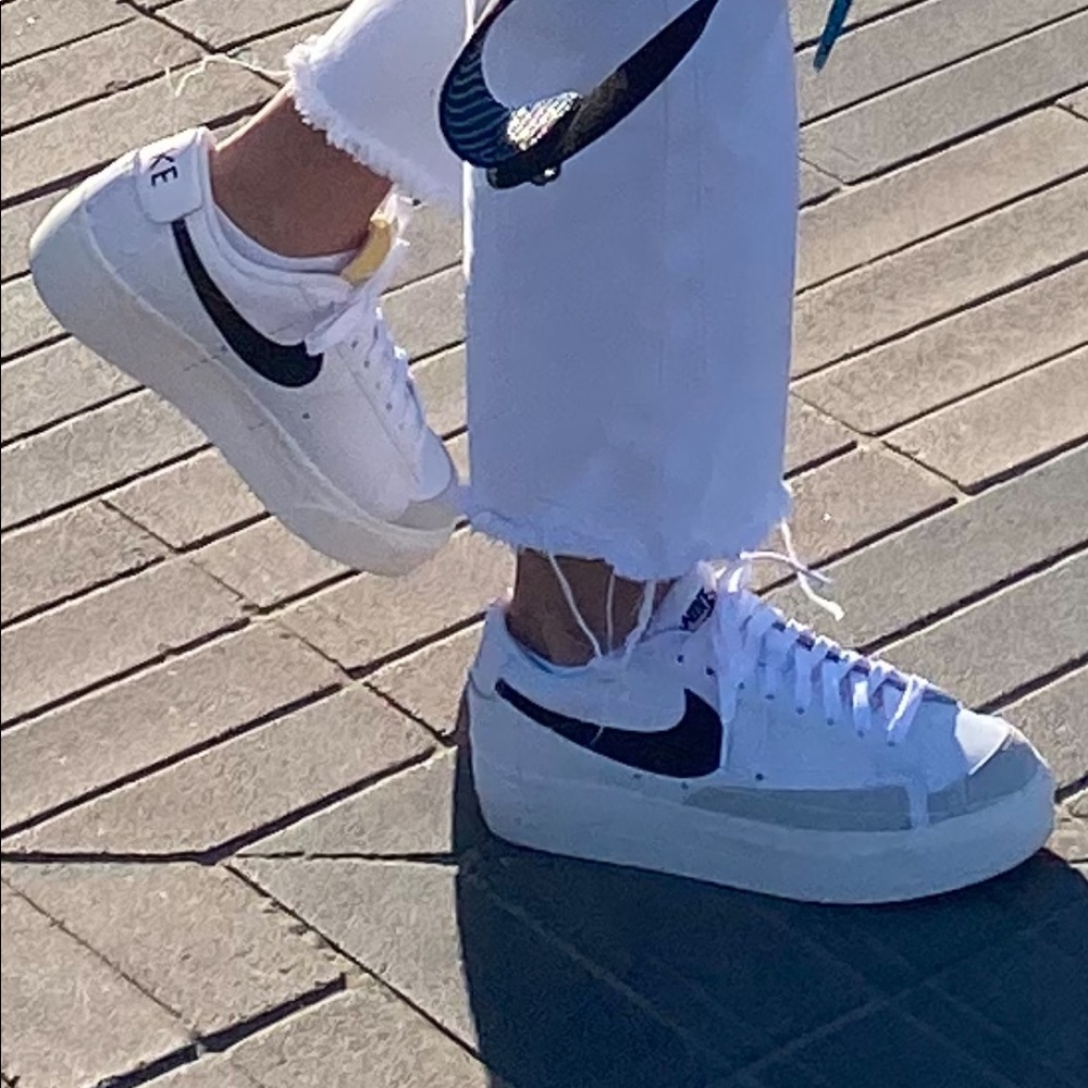 WORN ONCE white and black Nike platform low blazers in size 7